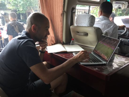 瓜迪奥拉研究刚刚结束的比赛