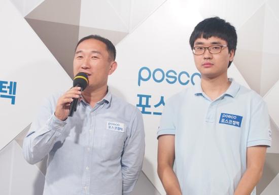 浦项队主教练金成龙和11胜的队员罗玄接受采访