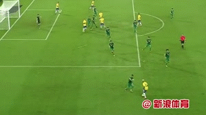 内马尔遭犯规过程