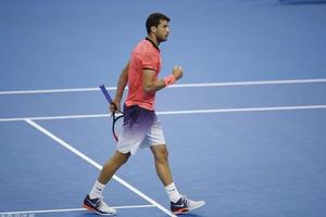 中网迪米生涯首胜纳达尔 晋级四强将战拉奥尼奇