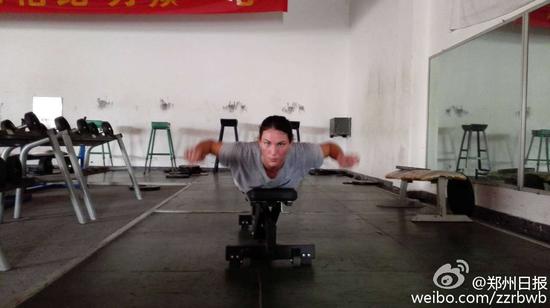 墨菲训练 (图片来源：郑州日报微博)