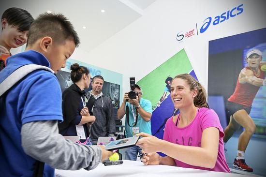 亚瑟士全球网球大使乔安娜·孔塔与网球爱好者互动