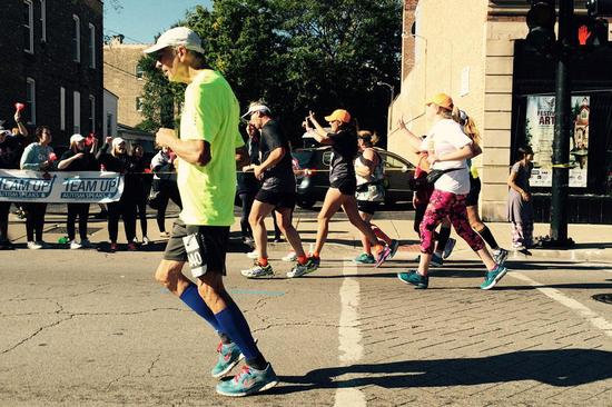2015年10月11日，弗兰克-阿布拉米克在芝加哥马拉松的8英里标记处继续着自己的步伐。