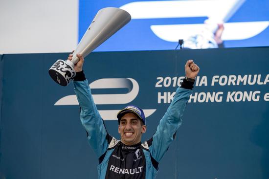 布埃米高举冠军奖杯