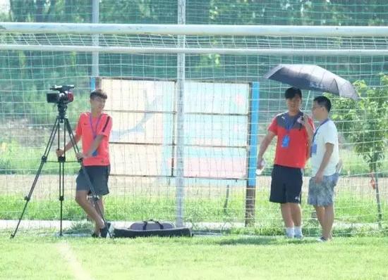 搜达足球工作人员为比赛进行全程摄像。