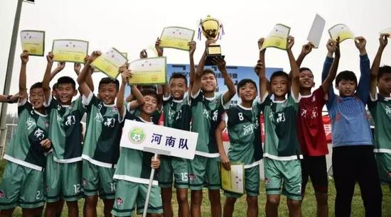 精英赛11岁年龄组冠军河南队，虽然他们以全胜的战绩最终夺冠，但并没有人去质疑他们的年龄的资质。