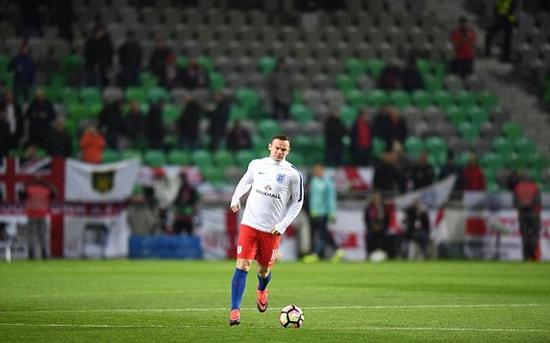 鲁尼形单影只的热身