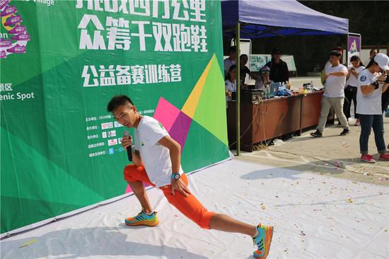 教练顾冰指导热身  摄影 李晓玫