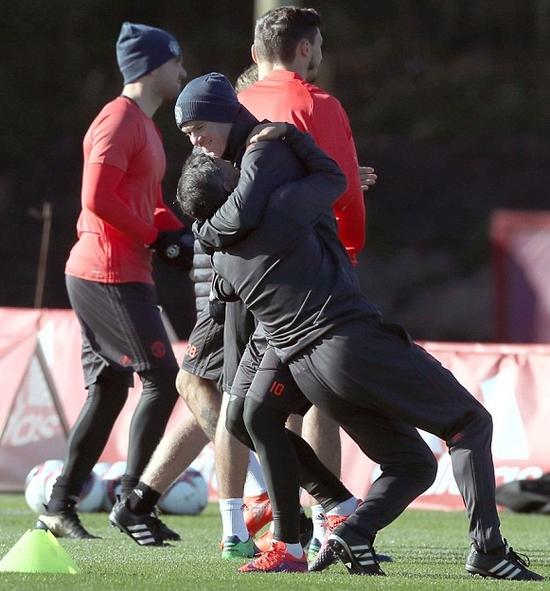 鲁尼和教练打闹