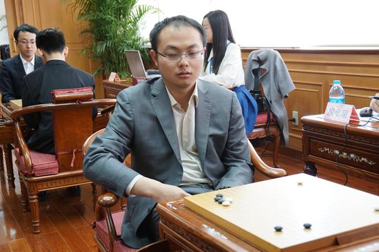 4月在上海下八强战的唐韦星