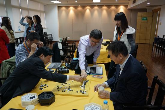 在研究室，俞斌、林海峰、刘昌赫同研棋局