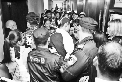 走廊里挤满了张继科的粉丝记者许俊文摄影