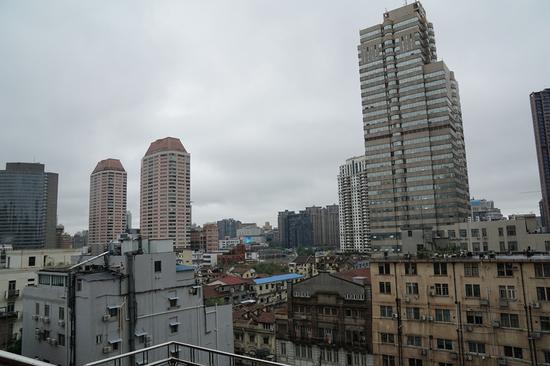 从应氏大厦望远，阴云密布的上海