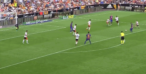 苏亚雷斯处在越位位置