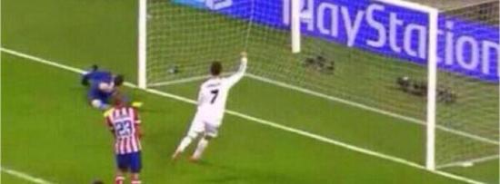 14年决赛，C罗同样举起手臂