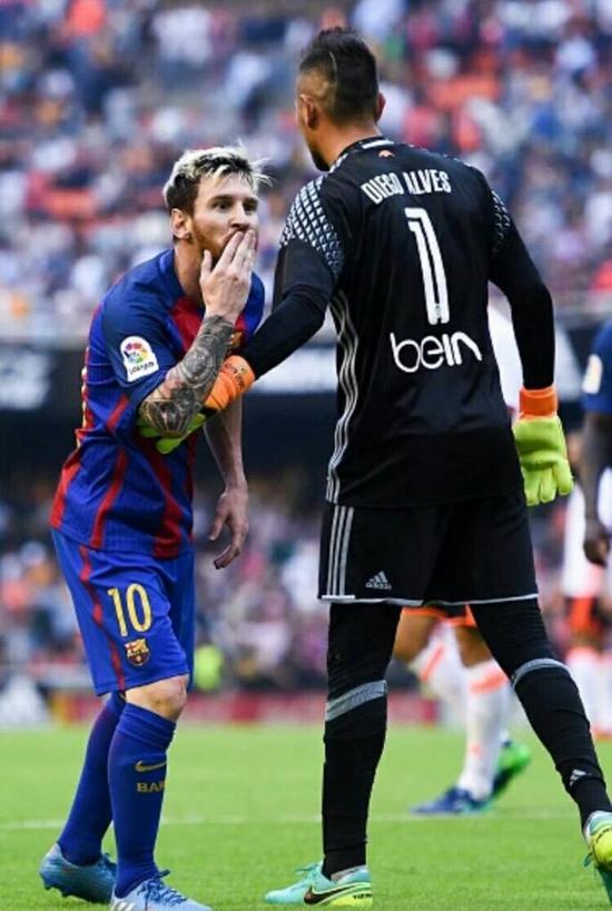 梅西朝镜头飞吻