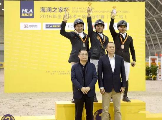 中国马术协会副秘书长孙立生、新桥镇镇长吴广为三项赛冠亚季军颁奖。