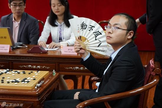 眼神犀利的唐韦星