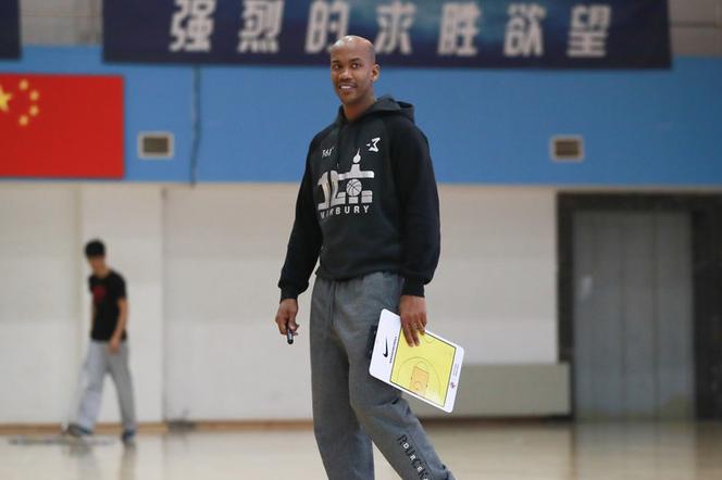 北京公开课积极备战新赛季 马布里手拿战术板