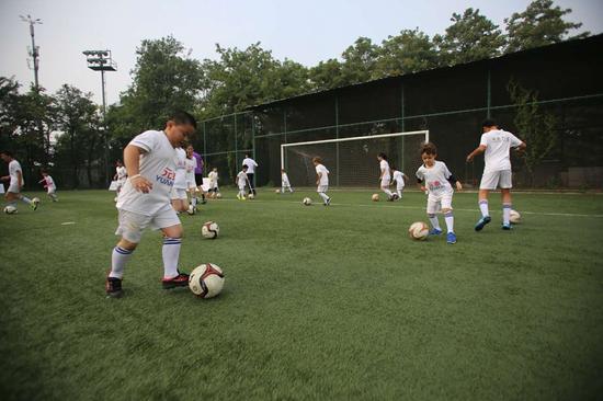 皇马基金会训练营启动 用足球把大山孩子带到