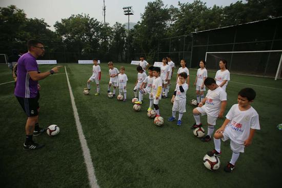皇马基金会训练营启动 用足球把大山孩子带到