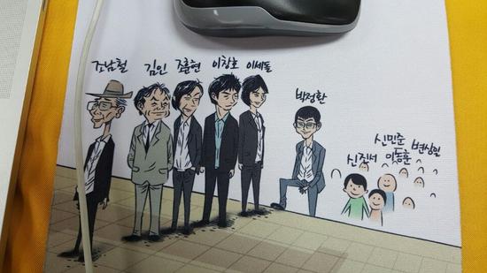 金亨奂的鼠标垫，透露了韩国棋坛的期许。赵南哲、金寅、曹薰铉、李昌镐、李世石已经登堂，朴廷桓“正在上”，下面有申真谞、申旻埈、李东勋、卞相壹