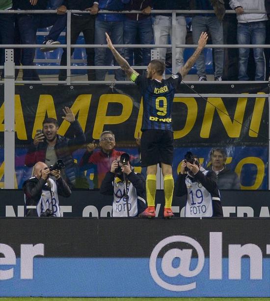 伊卡尔迪站到广告牌上庆祝