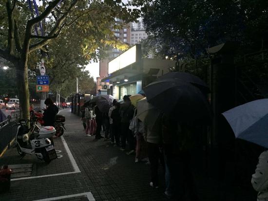 球迷排队购票
