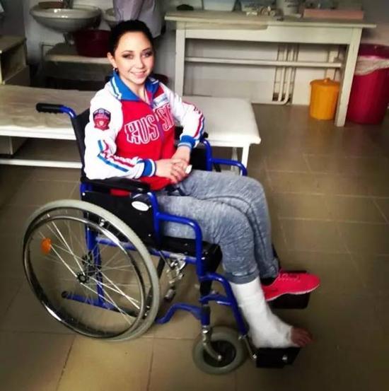 右脚骨折,却依然笑对人生