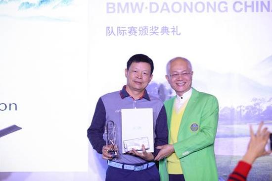 中国企业家高尔夫球队的付明获得“BMW净杆冠军”