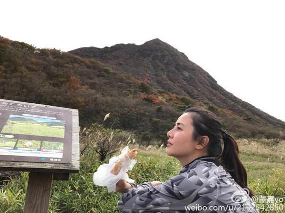 蒙嘉慧微博晒户外爬山风景照