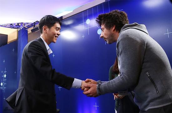 谷歌创始人谢尔盖布林与李世石握手