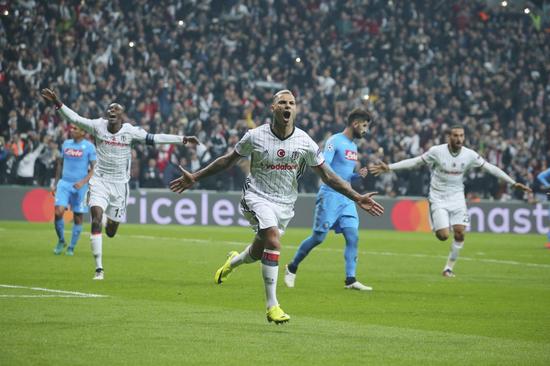 夸雷斯马庆祝进球