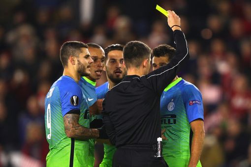 坎德雷瓦手击对方面部，仅吃到黄牌