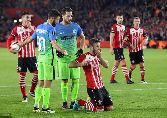 麦奎因被坎德雷瓦击中面部