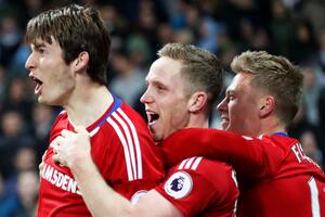 英超-丁丁助攻阿圭罗 曼城补时丢球主场3连平