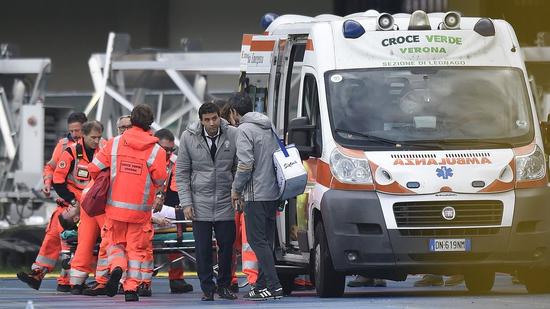 巴尔扎利被送上救护车