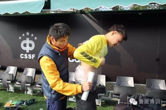 队医现场位为队员治疗