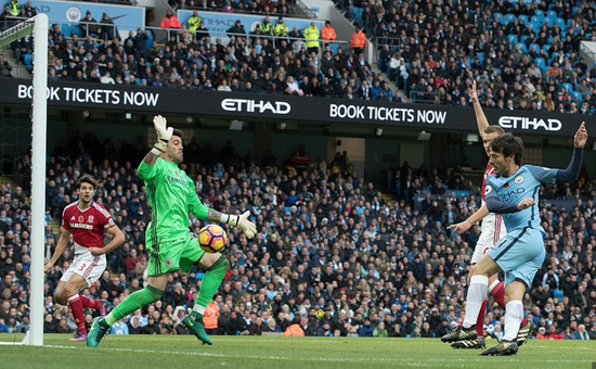 巴尔德斯挡出了席尔瓦近在咫尺的射门