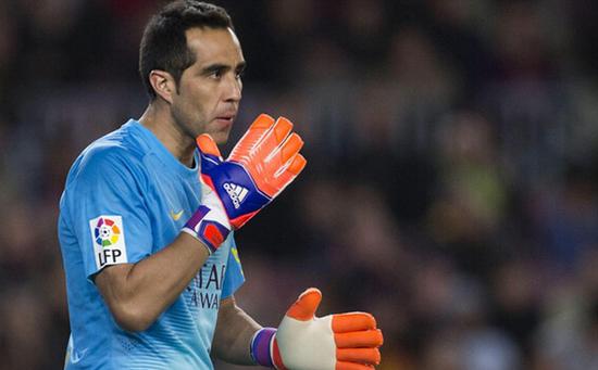 布拉沃作为巴尔德斯的接班人，在巴萨打破了后者保持的两项纪录