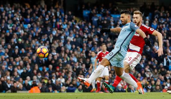 阿圭罗本场打进蓝月亮唯一进球，但米堡的防线并没有给他太多机会