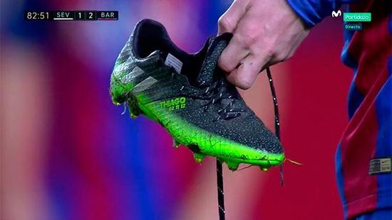 梅西被踩坏的球鞋