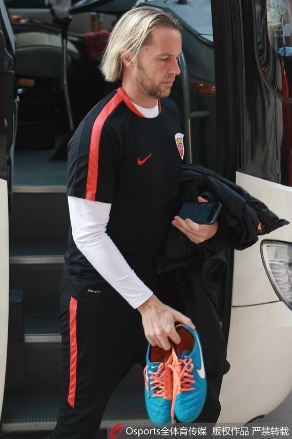 新帅上任国门制造者离开上港