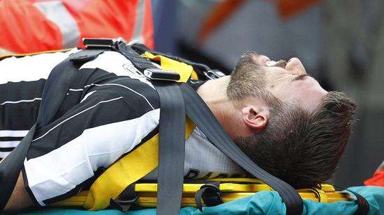 巴尔扎利被担架抬下