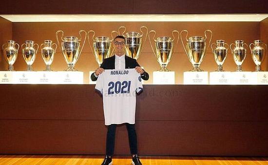 C罗刚与皇马续约