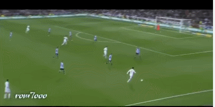 在右路45度传中