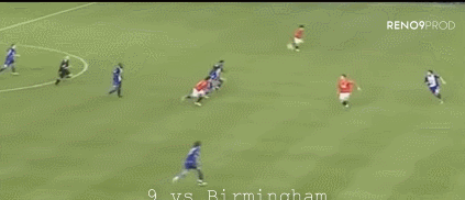 不延误时机，及时用脚后跟交给队友