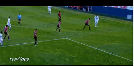 左路突破后下底左脚传中