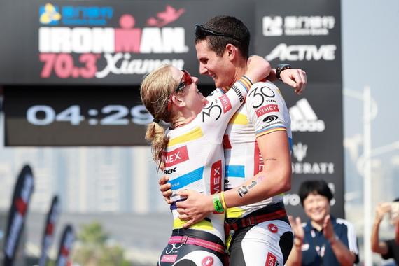 女子冠军与男子季军情侣深情拥吻