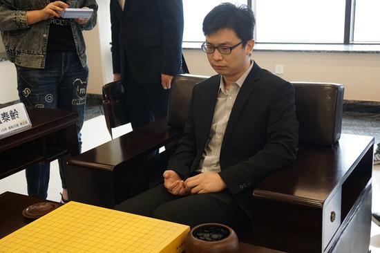 孟泰龄落座后的神情